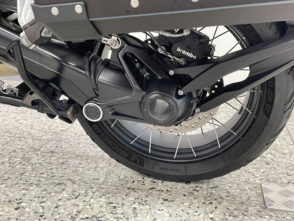 BMW R 2023 Musta