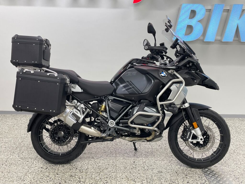 BMW R 2023 Musta