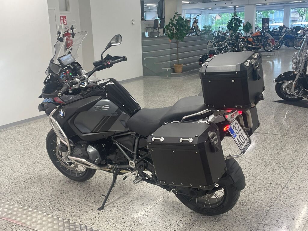 BMW R 2023 Musta