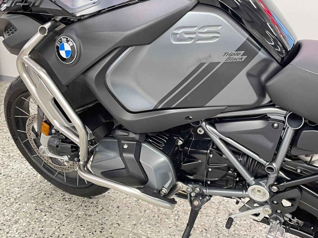 BMW R 2023 Musta