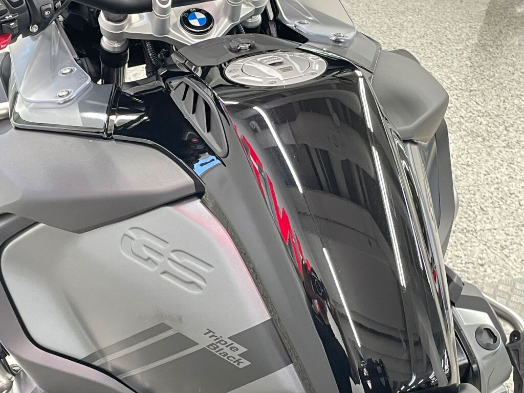 BMW R 2023 Musta