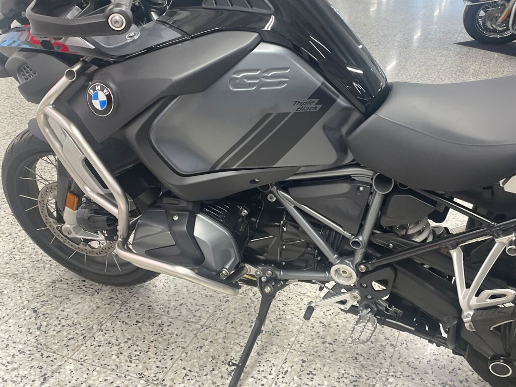 BMW R 2023 Musta