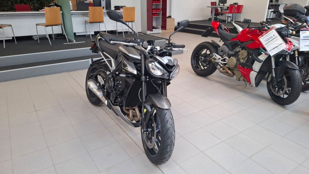 Triumph STREET TRIPLE 2023 