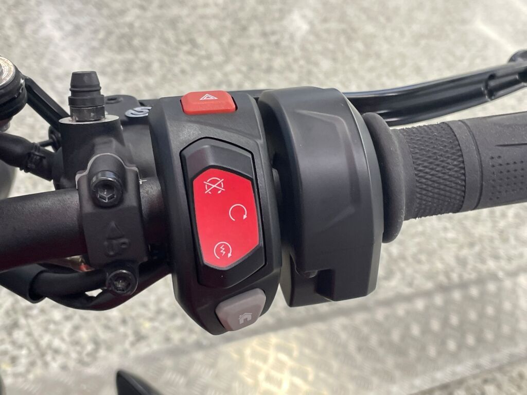 Triumph STREET TRIPLE 2025 