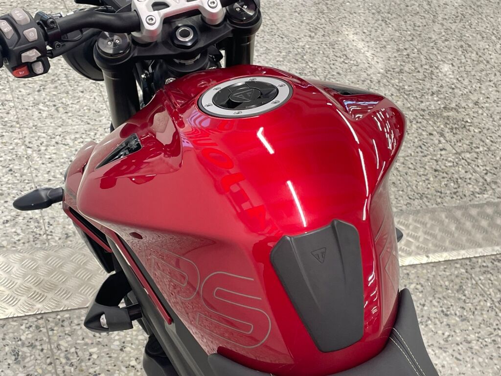 Triumph STREET TRIPLE 2025 