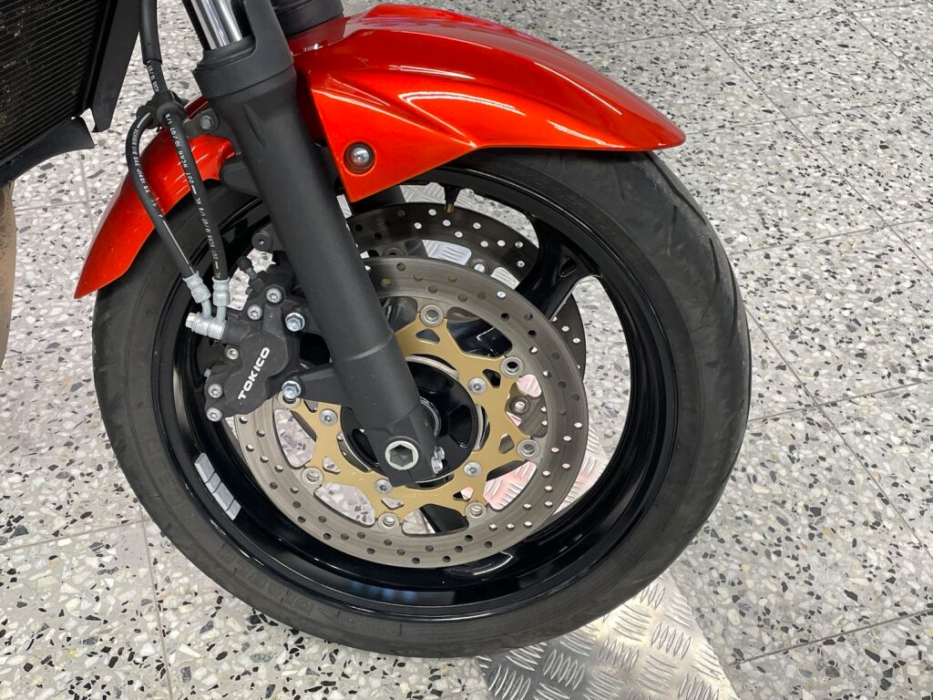 Suzuki GSR 2010 Oranssi