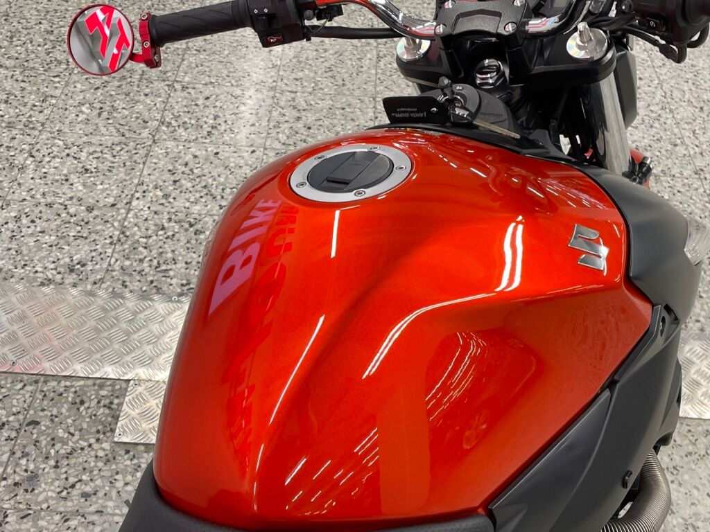 Suzuki GSR 2010 Oranssi