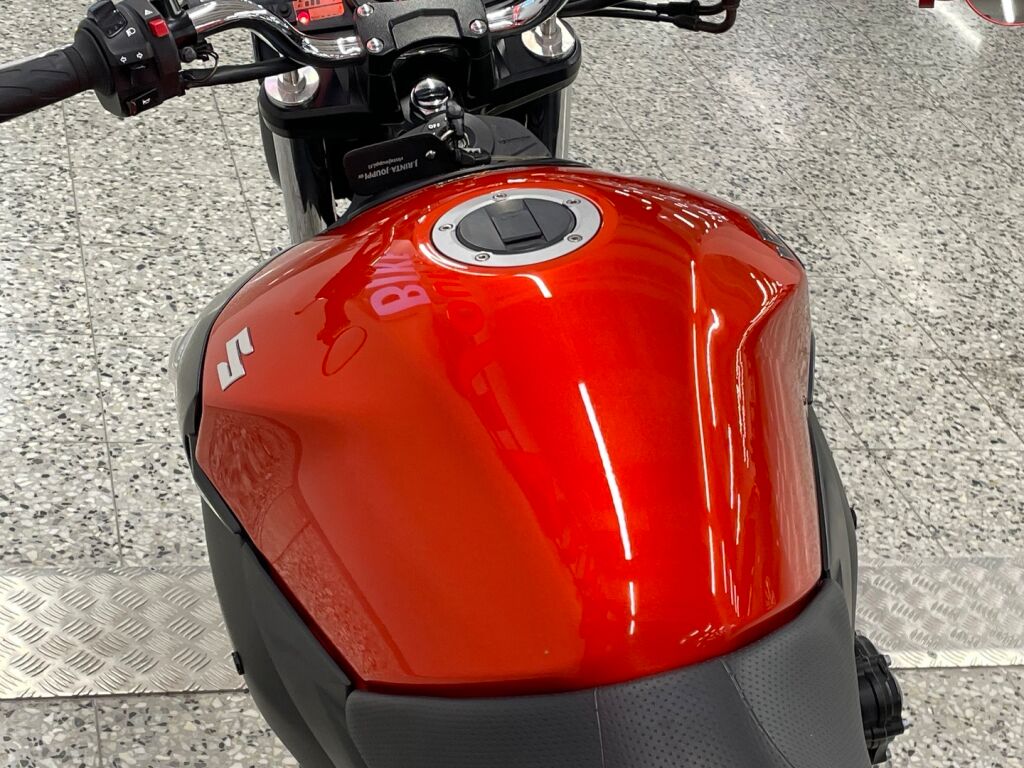 Suzuki GSR 2010 Oranssi