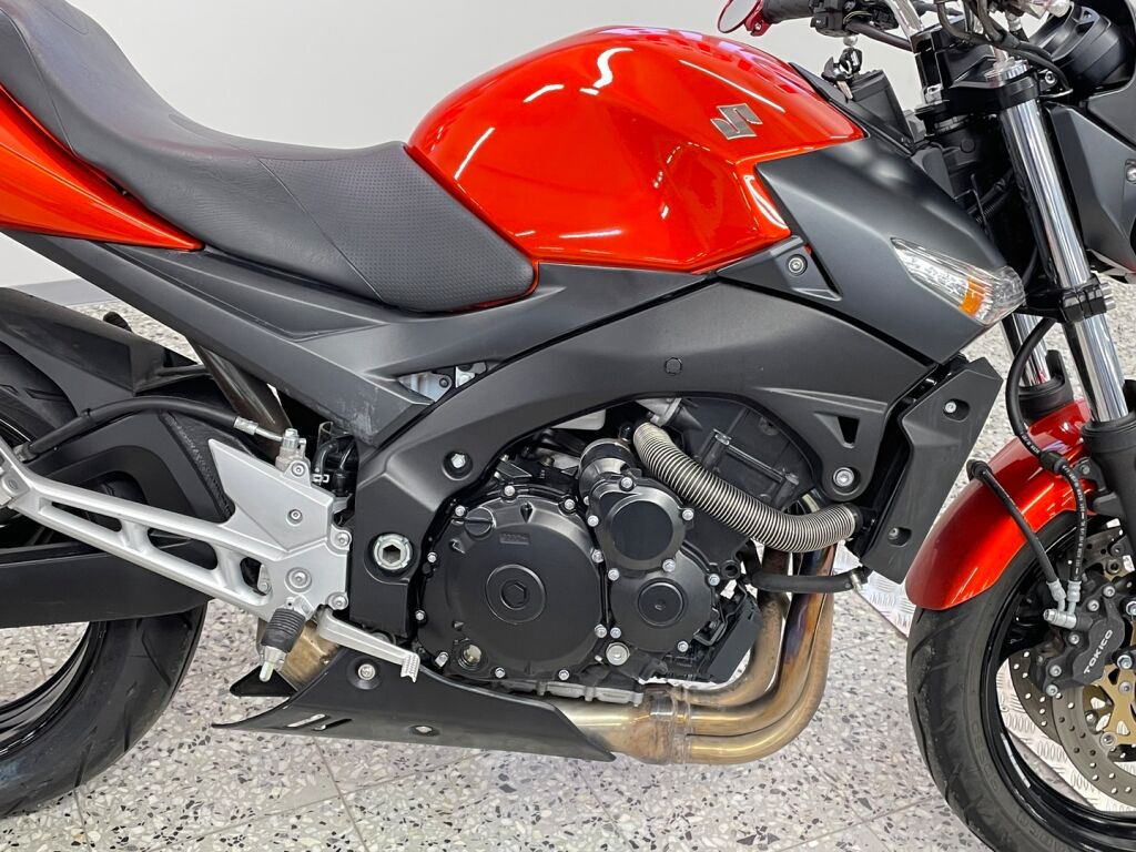 Suzuki GSR 2010 Oranssi