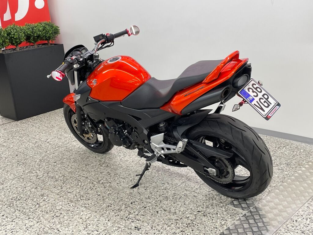 Suzuki GSR 2010 Oranssi
