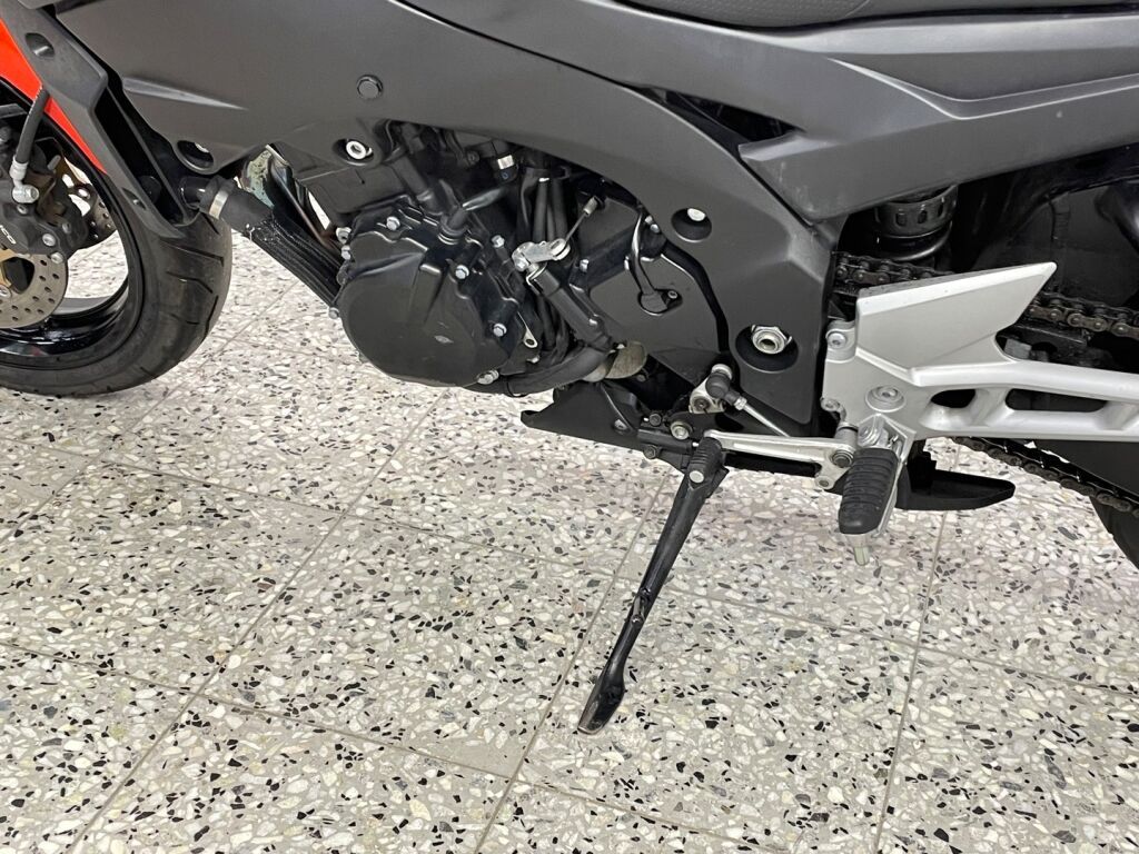 Suzuki GSR 2010 Oranssi
