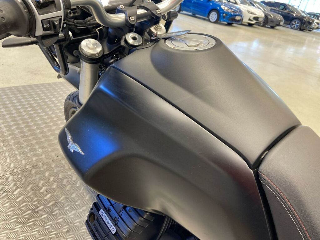 Moto guzzi V85 2021 Musta