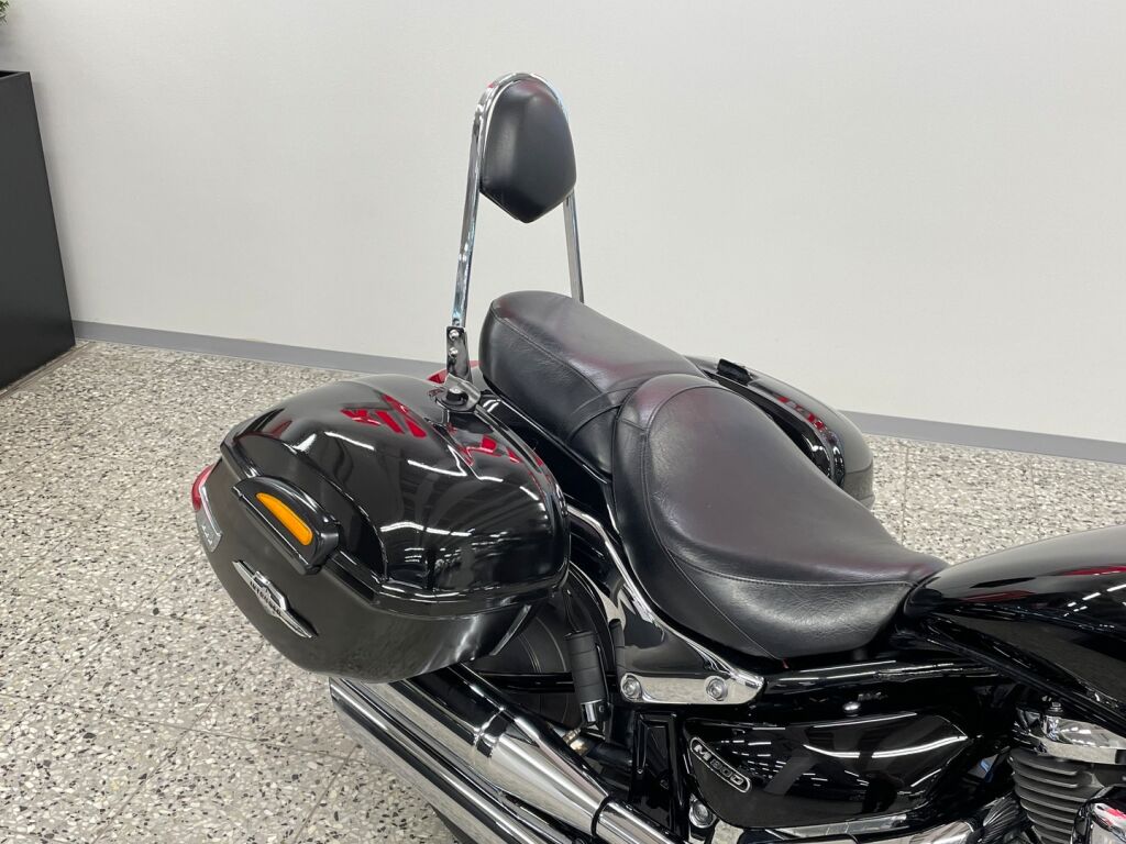 Suzuki INTRUDER 2010 Musta