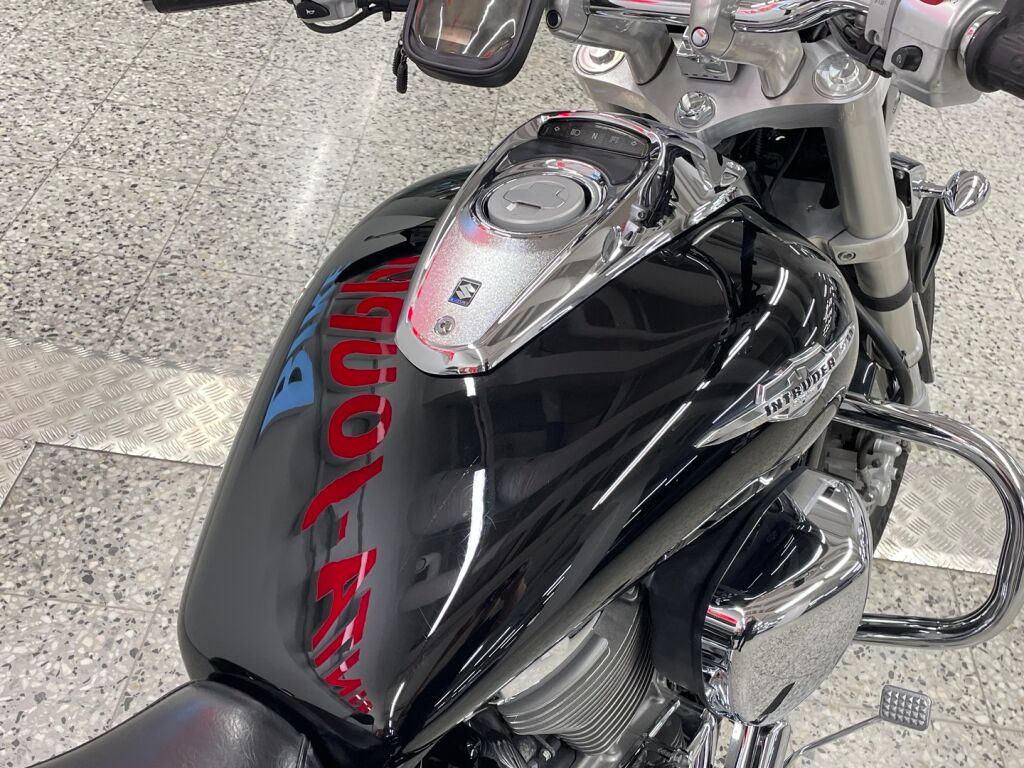 Suzuki INTRUDER 2010 Musta