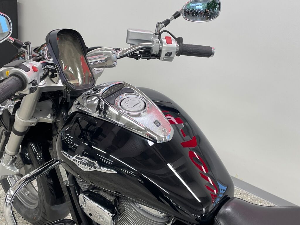 Suzuki INTRUDER 2010 Musta
