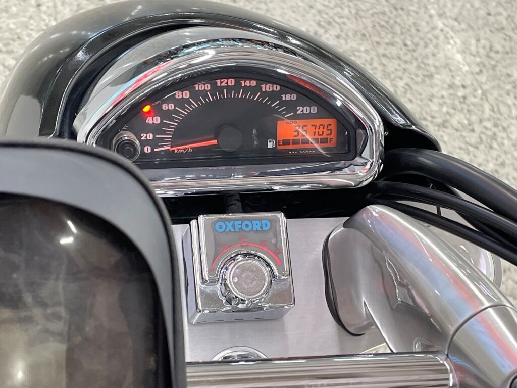 Suzuki INTRUDER 2010 Musta