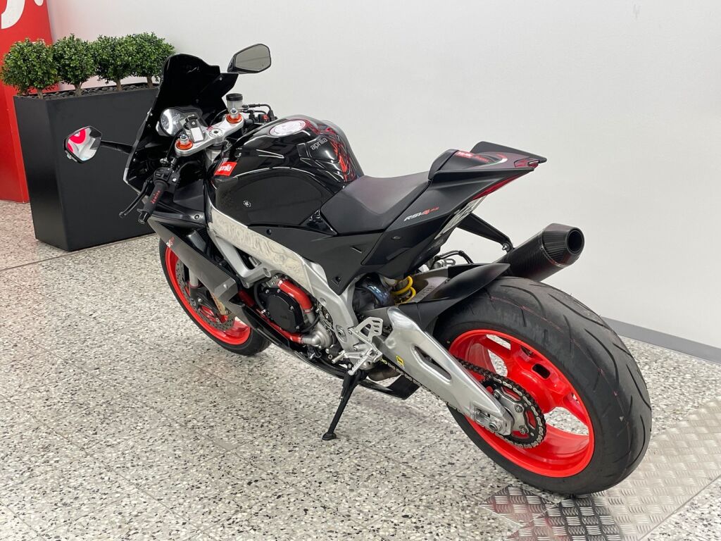 Aprilia RSV4 2011 