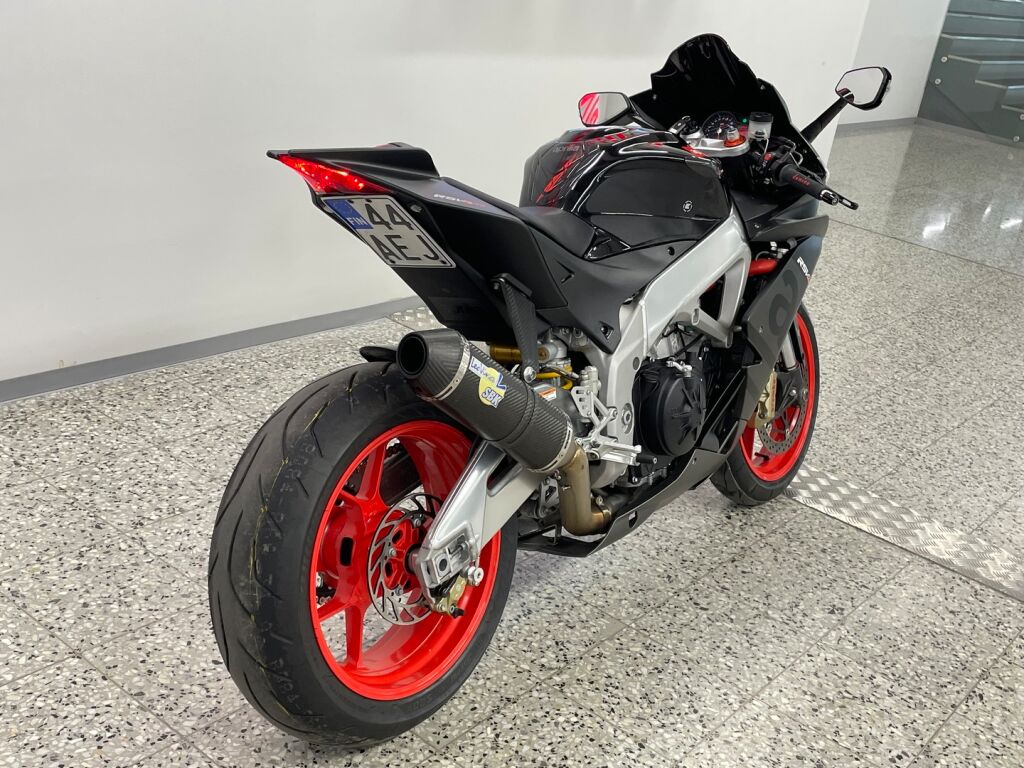 Aprilia RSV4 2011 