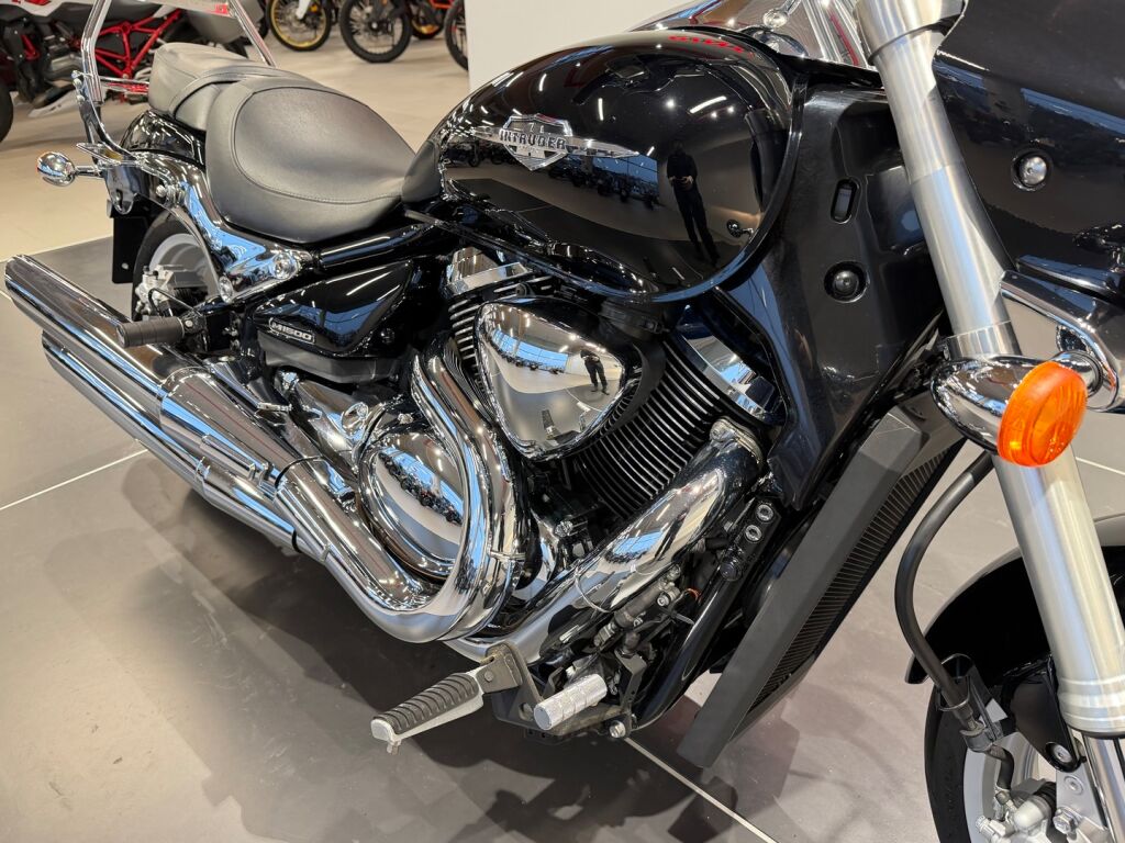 Suzuki INTRUDER 2012 Musta