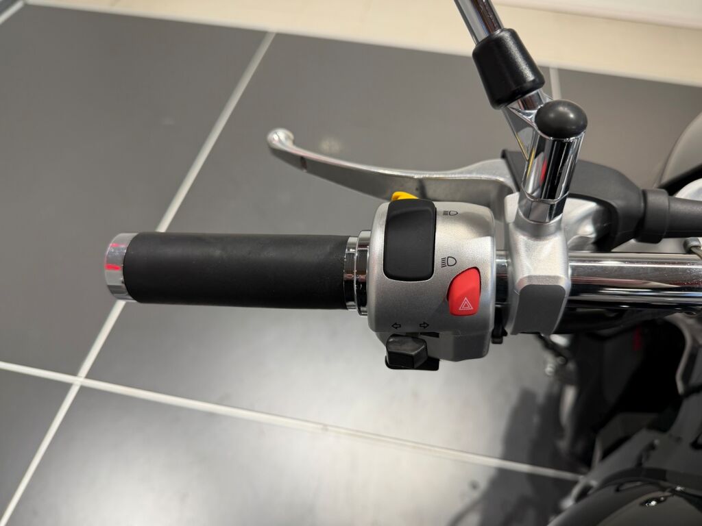 Suzuki INTRUDER 2012 Musta