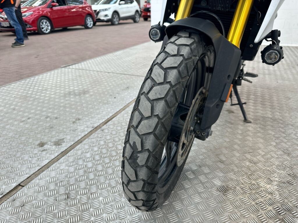 BMW G 2022 Valkoinen