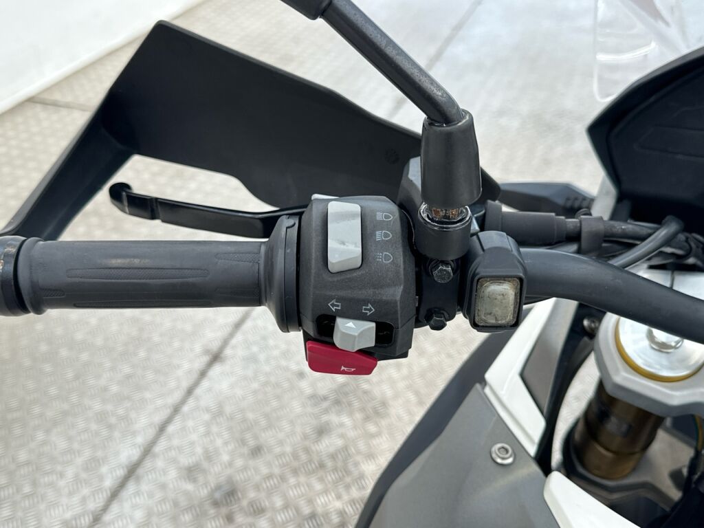 BMW G 2022 Valkoinen