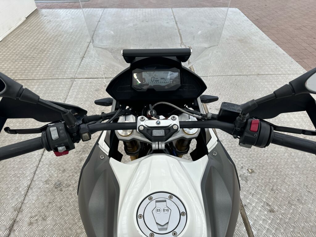 BMW G 2022 Valkoinen