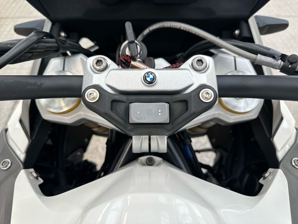 BMW G 2022 Valkoinen