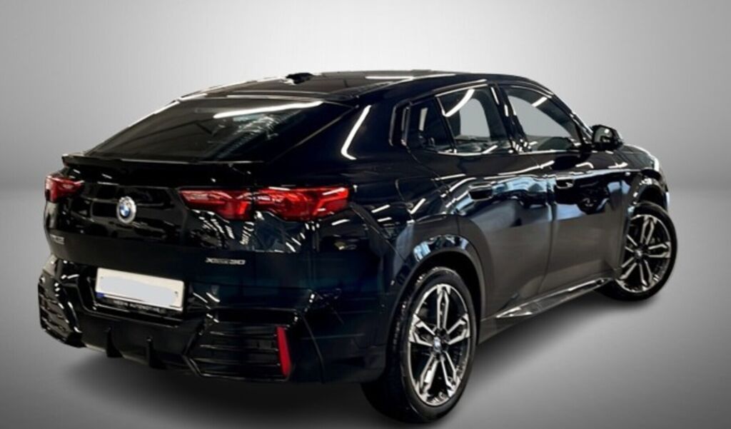 BMW iX2 2024 Musta (Black Sapphire Metallic)