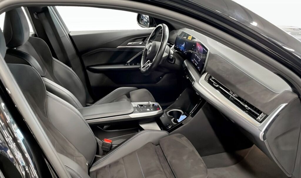 BMW iX2 2024 Musta (Black Sapphire Metallic)