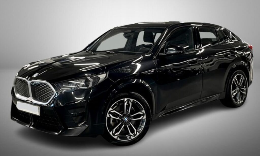 BMW iX2 2024 Musta (Black Sapphire Metallic)