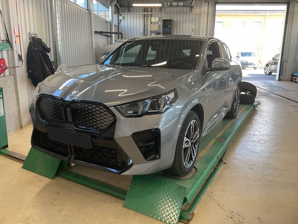 BMW iX2 2025 Metalli harmaa