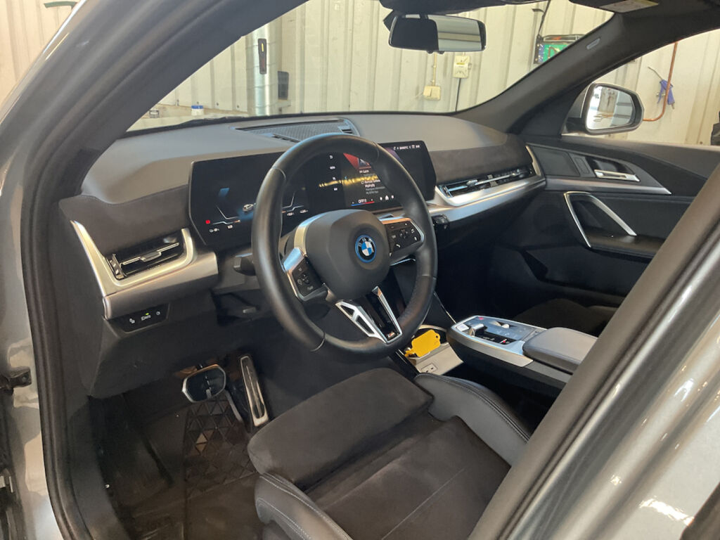BMW iX2 2025 Metalli harmaa