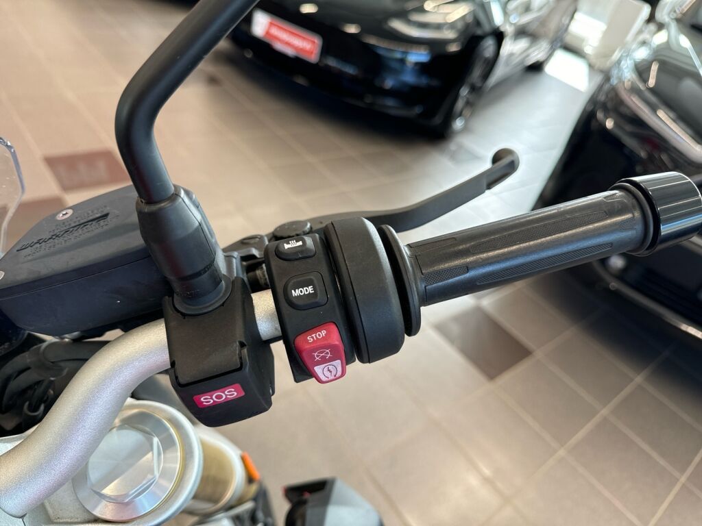 BMW F 2020 Musta puna harmaa