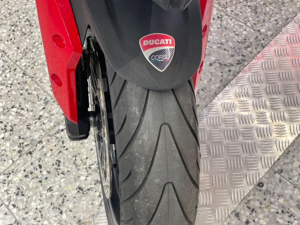 Ducati Hyperstrada 2014 Punainen