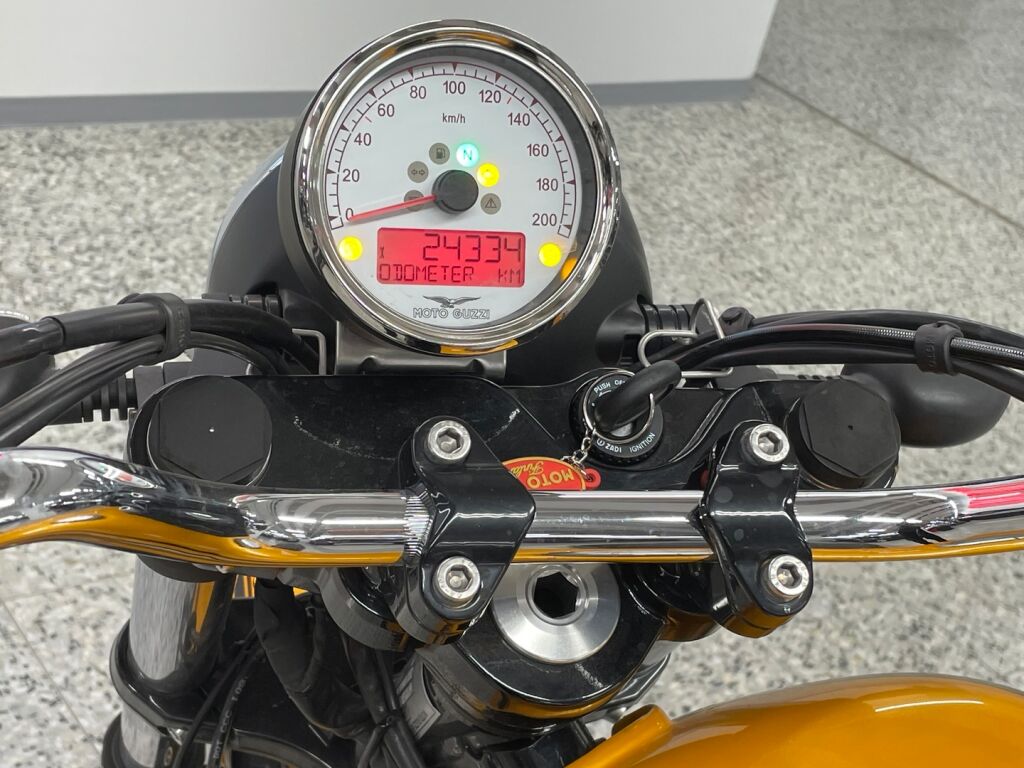 Moto guzzi V9 2018 Keltainen
