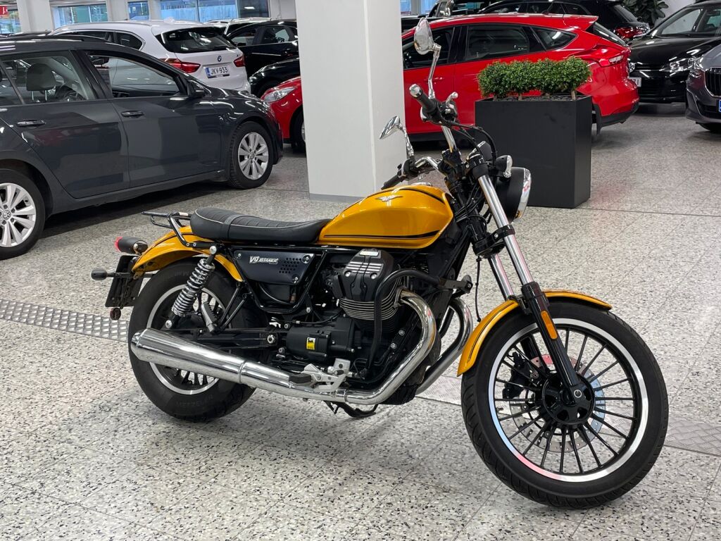 Moto guzzi V9 2018 Keltainen