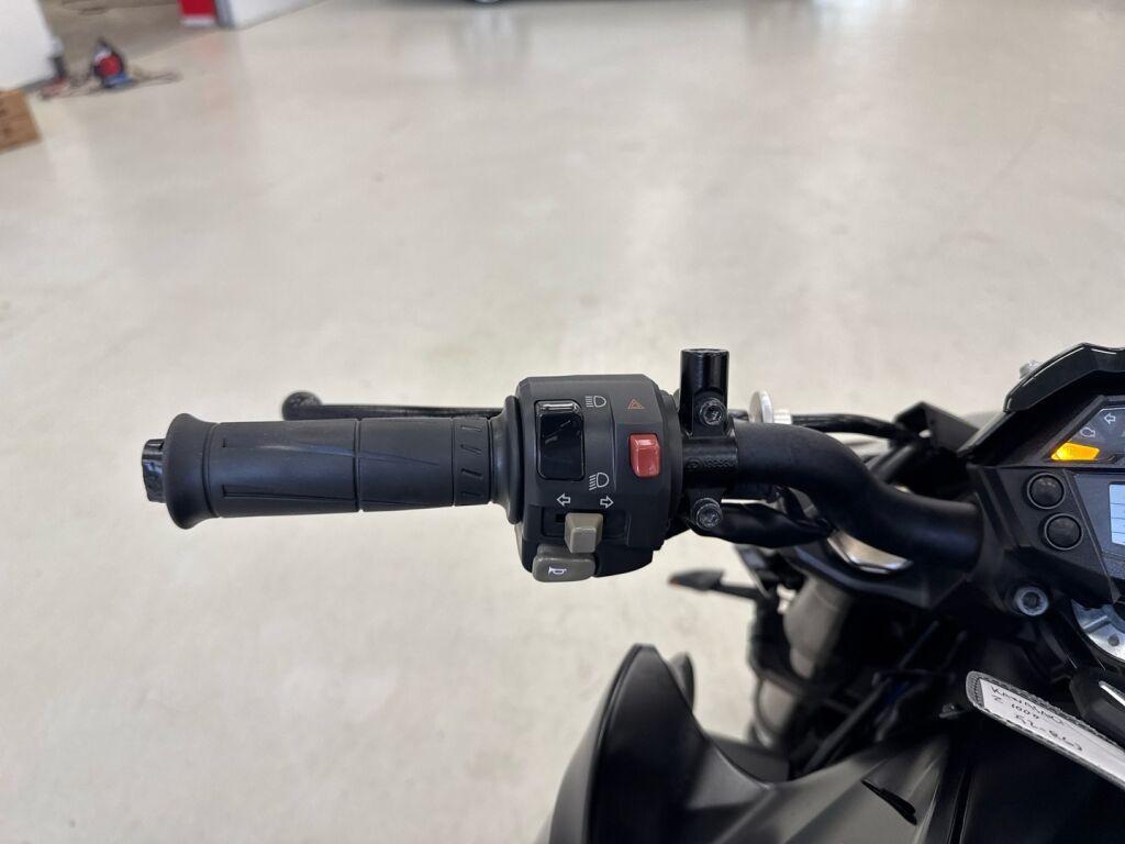 Kawasaki Z 2015 Musta