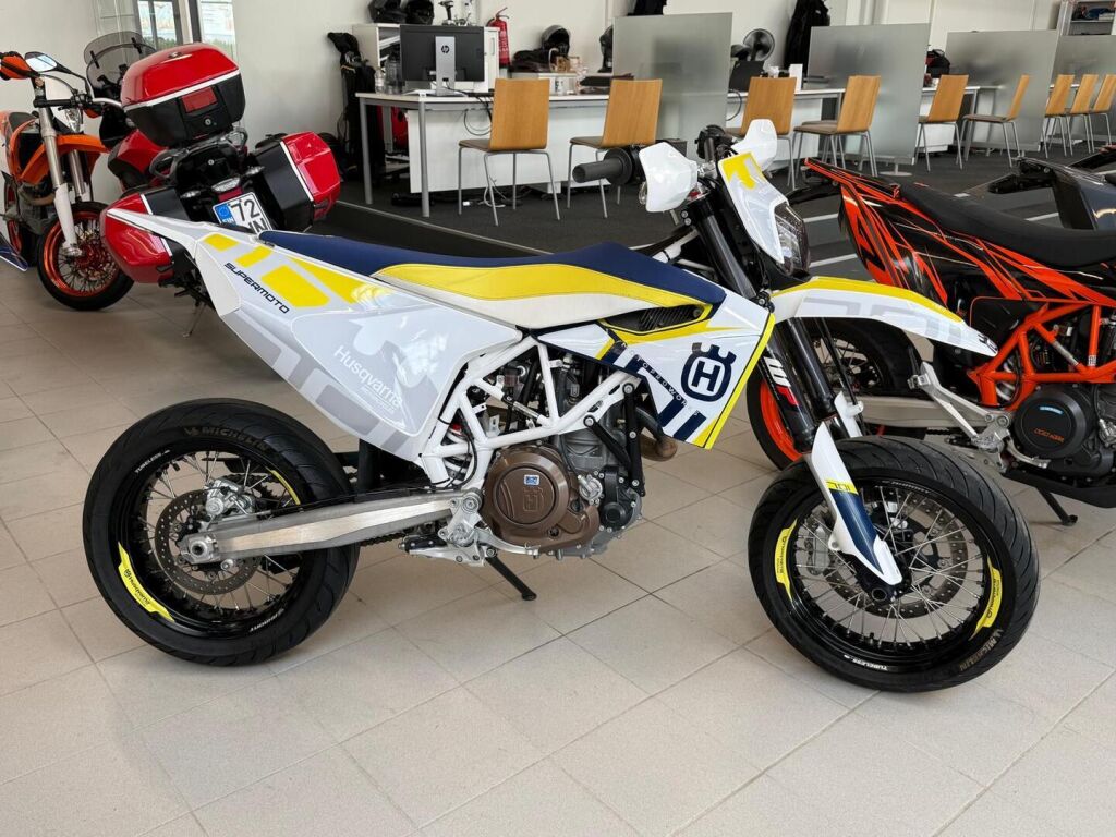 Husqvarna 701 2016 moniväri