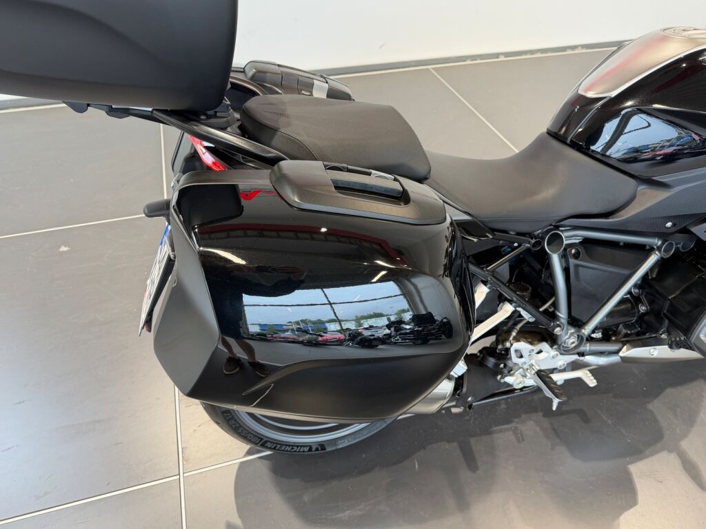 BMW R 2023 Musta