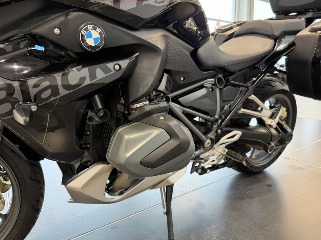 BMW R 2023 Musta