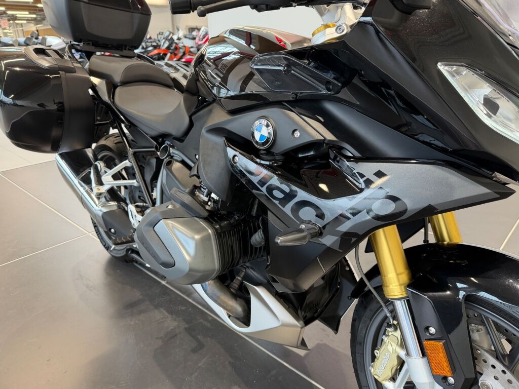 BMW R 2023 Musta