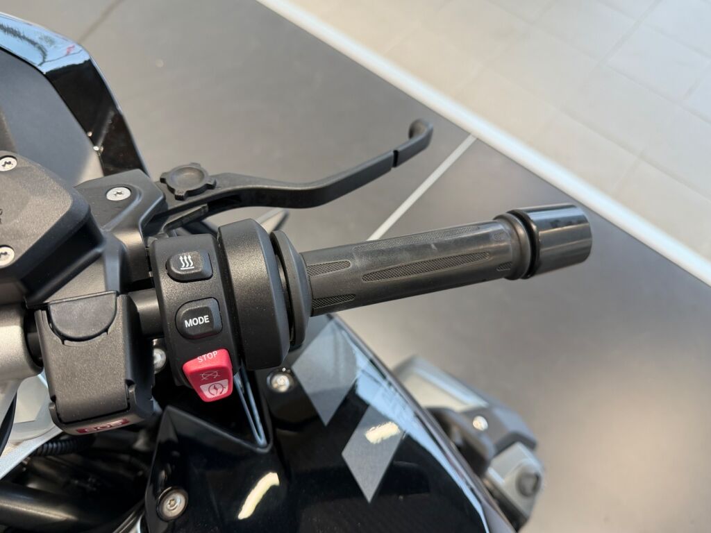 BMW R 2023 Musta
