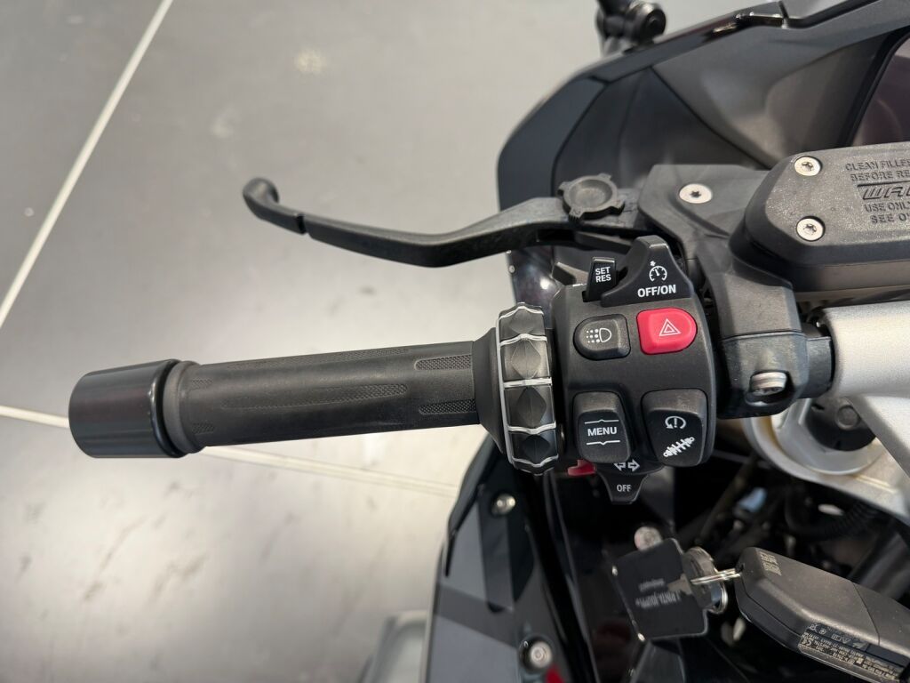 BMW R 2023 Musta