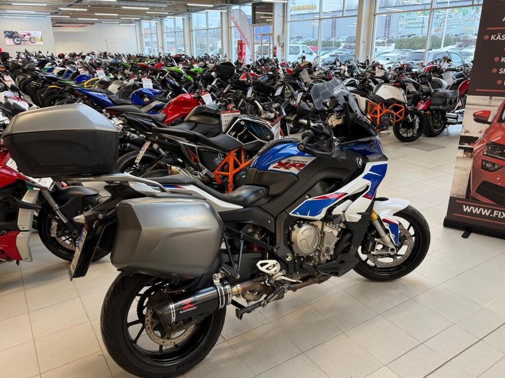 BMW S 2018 moniväri