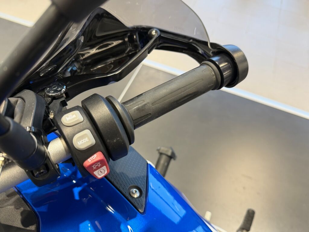 BMW S 2018 moniväri