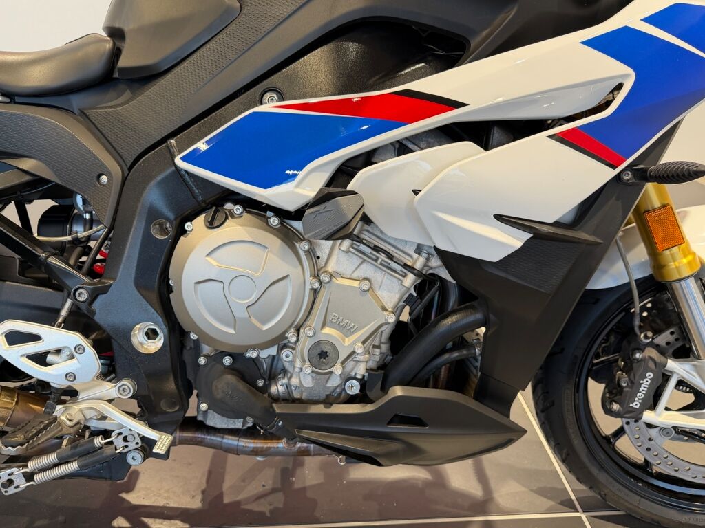 BMW S 2018 moniväri