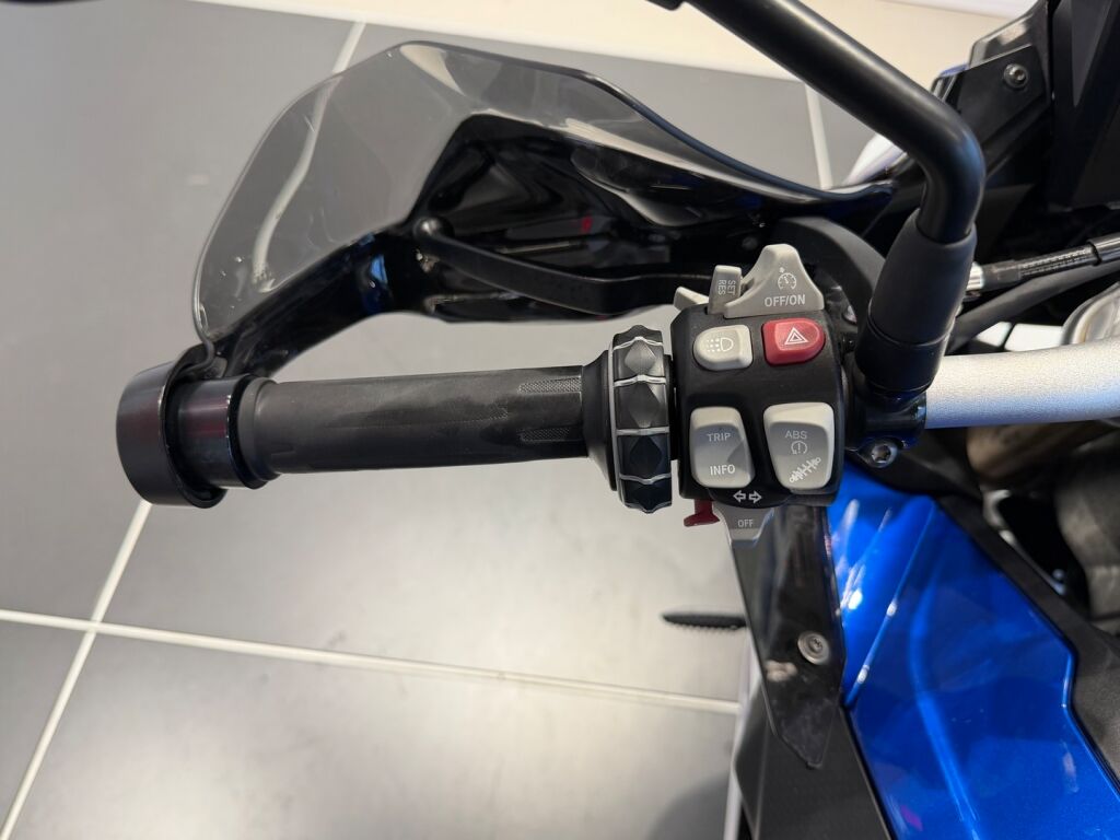 BMW S 2018 moniväri