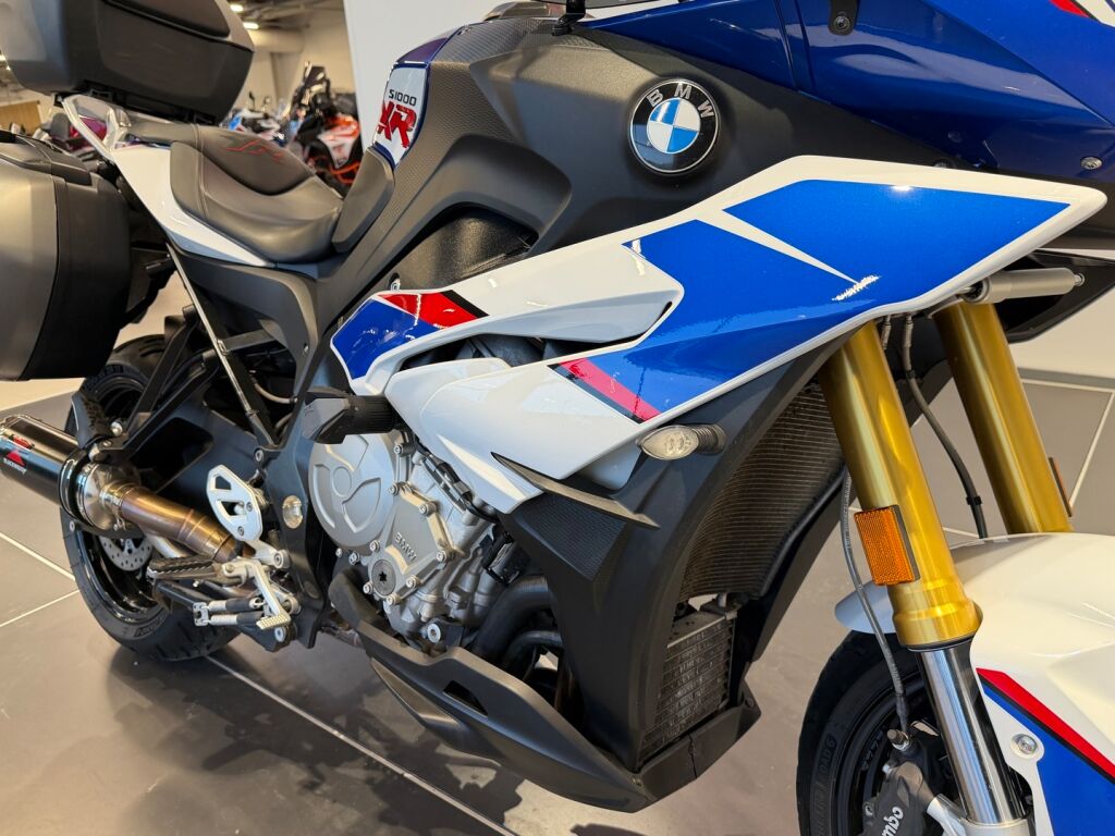 BMW S 2018 moniväri