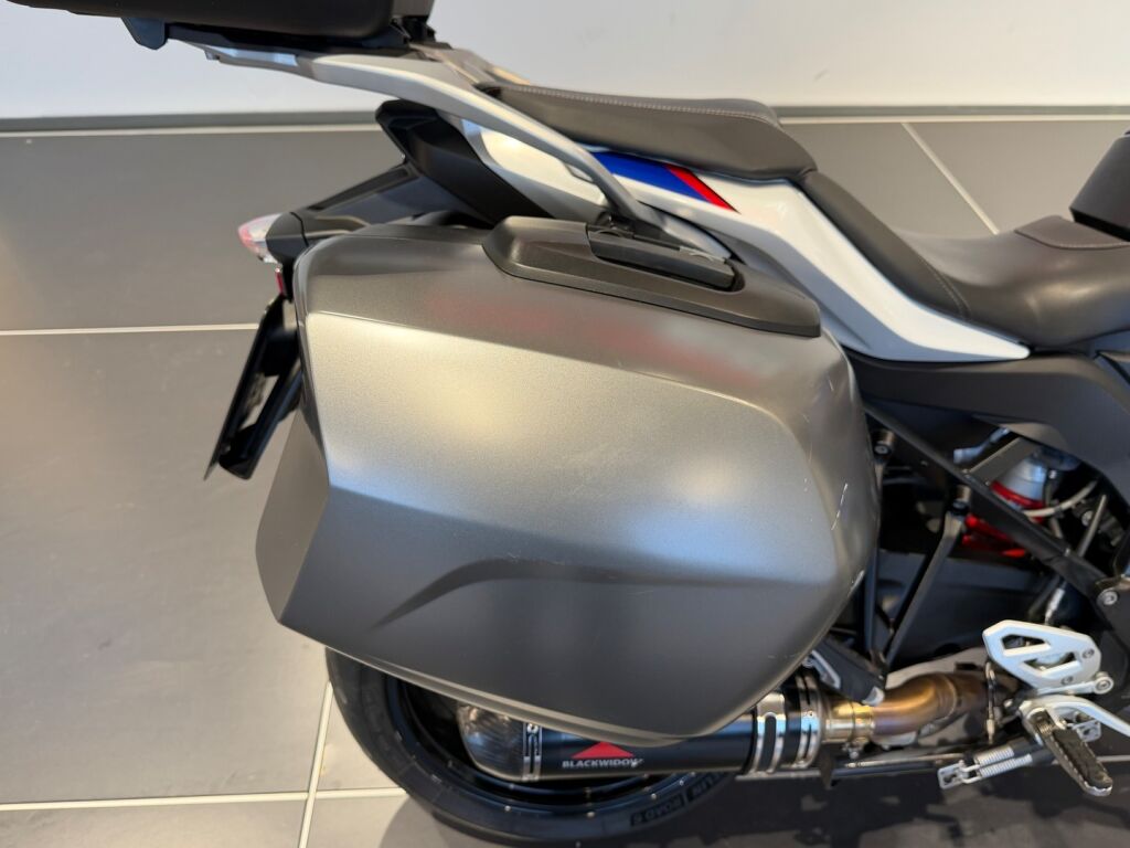 BMW S 2018 moniväri